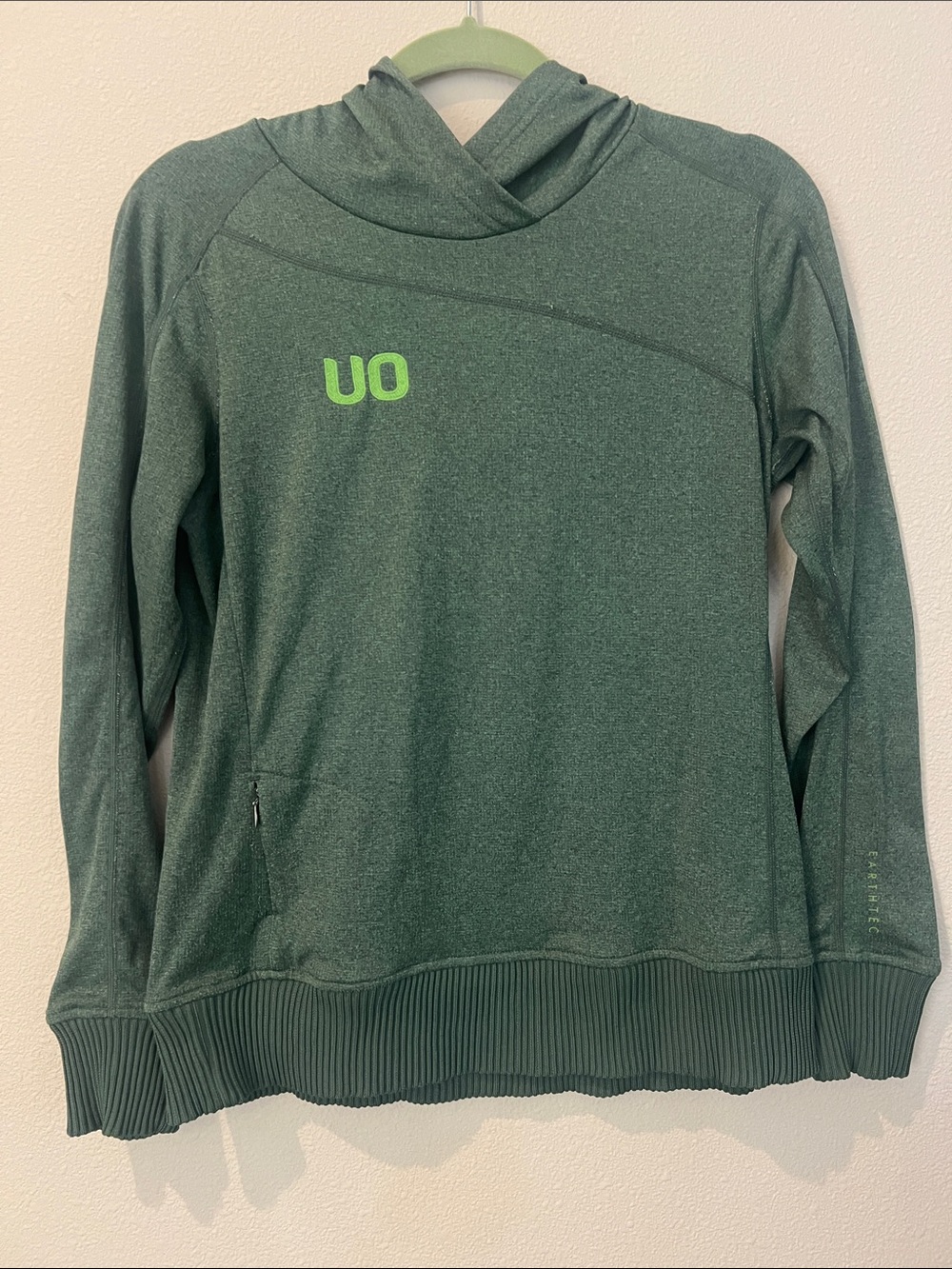 n University of Oregon (UO) collegiate lightweight pullover performance hoodie.